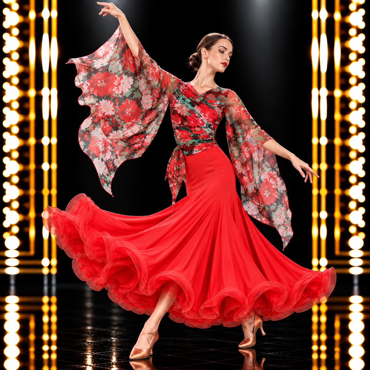 片腕を高く上げたレッドの社交ダンス衣装。花柄シースルーケープの透け感と軽やかな広がりを紹介。