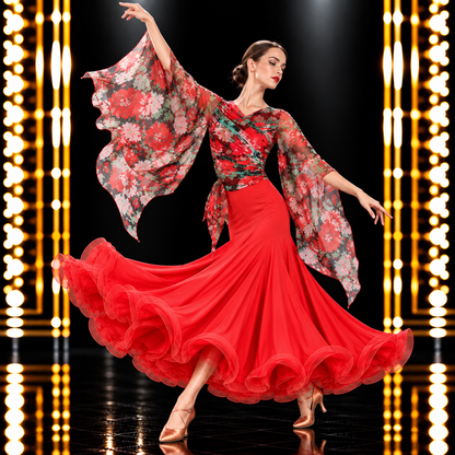片腕を高く上げたレッドの社交ダンス衣装。花柄シースルーケープの透け感と軽やかな広がりを紹介。